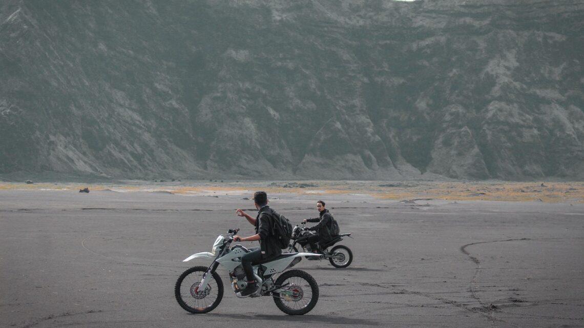Motorradfahrer am Strand