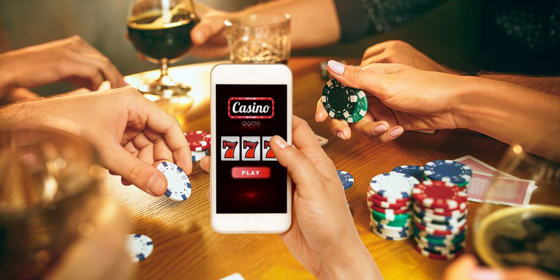 Eine Person hat ein Handy wo er eine Casino Seite geöffnet hat