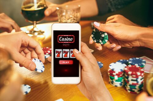 Eine Person hat ein Handy wo er eine Casino Seite geöffnet hat